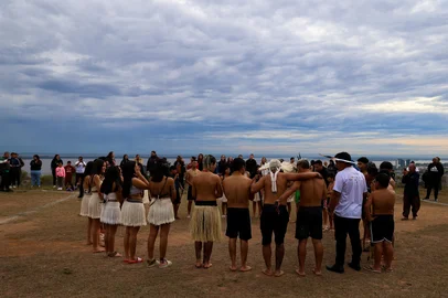 PORTO ALEGRE, RS, BRASIL, 14-06-2025: Porto Alegre recebe o 1° Jogos Tradicionais dos Povos Indígenas do Sul no sábado (14). Evento reuniu indígenas de diversas aldeias e etnias no Morro do Osso para celebrar cultura, esporte e resistência dos povos originários. Lançamento de flechas, cabo de guerra, corrida e partidas de futebol fizeram parte das atividades. Foto: Camila Hermes/Agencia RBS<!-- NICAID(16059798) -->