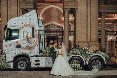 Casamento de Leonardo e Rothiele Busin. Leonardo é CEO da Buzin Transportes, e a cerimônia teve a presenção de grandes caminhões personalizados - um deles era um "caminhão-mural", com mensagens para os noivos. Foi na Catedral Metropolitana de Porto Alegre.<!-- NICAID(15978571) -->