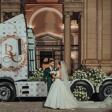 Casamento de Leonardo e Rothiele Busin. Leonardo é CEO da Buzin Transportes, e a cerimônia teve a presenção de grandes caminhões personalizados - um deles era um "caminhão-mural", com mensagens para os noivos. Foi na Catedral Metropolitana de Porto Alegre.<!-- NICAID(15978571) -->