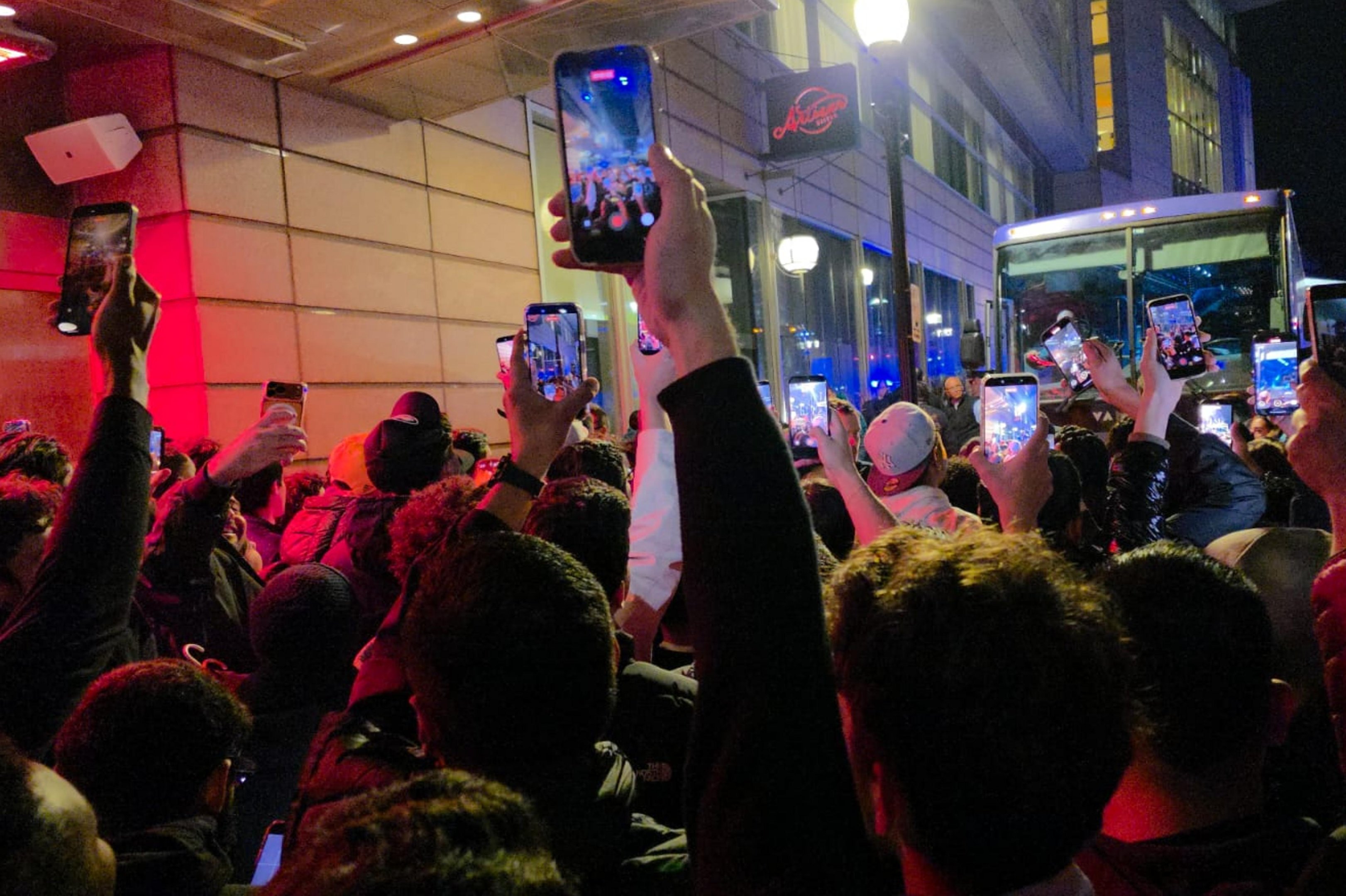 Com tietagem da torcida a craque ga&uacute;cho, Sele&ccedil;&atilde;o surpreende pol&iacute;cia e popula&ccedil;&atilde;o local na chegada a Boston