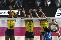 Brazil's Kisy Nascimento (L), Diana Duarte Alecrim (2L) and Gabriela Braga Guimaraes (2R, back) attempt to block a shot by Greece's Martha Evdokia Anthouli (R, front) during the 2025 Women's Volleyball World Championships pool match between Brazil and Greece in Chiang Mai on August 22, 2025. (Photo by Lillian SUWANRUMPHA / AFP)Editoria: SPOLocal: Chiang MaiIndexador: LILLIAN SUWANRUMPHASecao: world championshipFonte: AFPFotógrafo: STF<!-- NICAID(16107676) -->