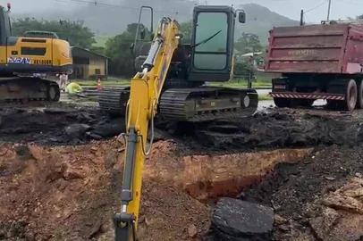 Cratera no km 181 da BR-101, em trecho que corta a cidade de Biguaçu (SC). PRFSC / Divulgação<!-- NICAID(15955631) -->