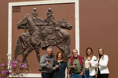 Vinícola Guatambu ganha obra de arte de Sério Coirolo Na foto: Valter Potter, Nara Potter, Sério Coirolo, Mariana e Gabriela Potter<!-- NICAID(16126304) -->
