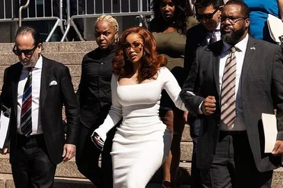 Cardi B se declarou culpada, nesta quinta-feira (15), em um tribunal de Nova York de duas acusações de contravenção, evitando a prisão como parte de um acordo judicial que encerra um caso de anos sobre seu envolvimento em uma briga em uma boate de 'striptease'.