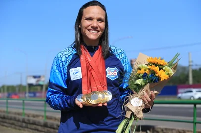 PORTO ALEGRE, RS, BRASIL, 17/09/2024- Com cinco medalhas conquistadas nos Jogos Paralímpicos de Paris 2024, a atleta do Grêmio Náutico União, Maria Carolina Santiago, chega a Porto Alegre. Foto: Ronaldo Bernardi / Agencia RBS<!-- NICAID(15868415) -->