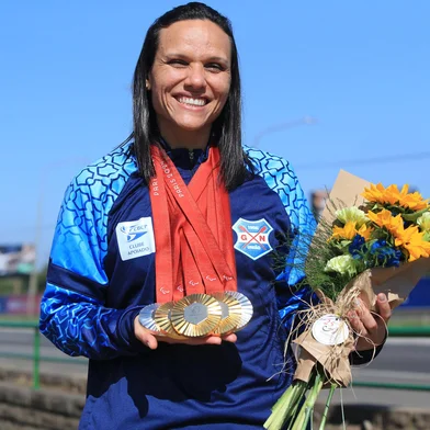PORTO ALEGRE, RS, BRASIL, 17/09/2024- Com cinco medalhas conquistadas nos Jogos Paralímpicos de Paris 2024, a atleta do Grêmio Náutico União, Maria Carolina Santiago, chega a Porto Alegre. Foto: Ronaldo Bernardi / Agencia RBS<!-- NICAID(15868415) -->