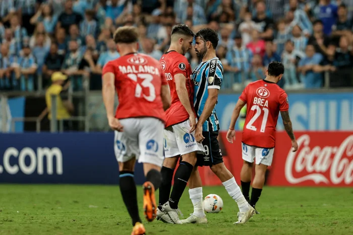 Jogo foi repleto de divididas e ânimos acirrados entre os jogadores.