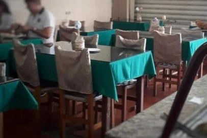 Mercado sem controle de acesso e restaurante com clientes consumindo no local são autuados por Vigilância Sanitária de Caxias.<!-- NICAID(14729364) -->