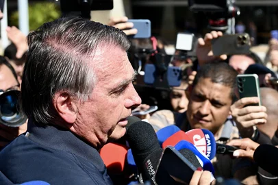 Brazil's former President Jair Bolsonaro speaks to members of the media after being fitted with an electronic monitoring device in Brasilia on July 18, 2025. Brazi's former president Jair Bolsonaro must wear an electronic monitoring device as he awaits a verdict in his trial on charges of plotting a coup, a Supreme Court judge ruled Friday. (Photo by EVARISTO SA / AFP)Editoria: POLLocal: BrasíliaIndexador: EVARISTO SASecao: coup d'etatFonte: AFPFotógrafo: STF<!-- NICAID(16083205) -->