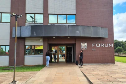 Júri de três acusado de envolvimento em assalto a banco de Ibiraiaras em 2018 deve durar até sexta-feira<!-- NICAID(15928281) -->