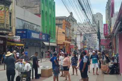 Movimentação nesta terça-feira (24), véspera de Natal, na rua Voluntários da Pátria, no Centro Histórico de Porto Alegre<!-- NICAID(15941918) -->