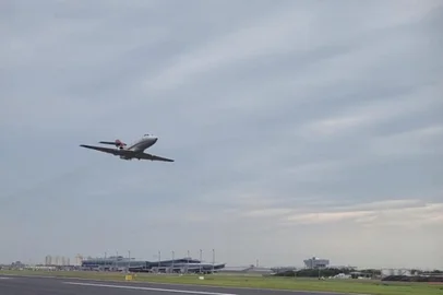 Grupo Especial de Inspeção em Voo (Geiv) da Aeronáutica faz aferição na pista do aeroporto Salgado Filho. Foto: Fraport Brasil / Divulgação<!-- NICAID(15887687) -->