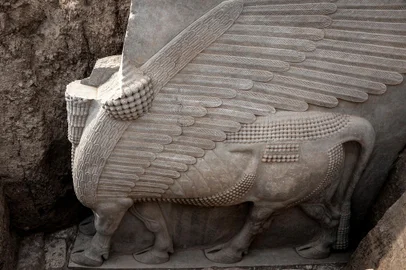 This picture taken on October 24, 2023 shows a view of a newly-unearthed Assyrian Lamassu (human-headed winged bull) alabaster sculpture discovered with its entire wings intact by the French archaeological mission at the archaeological site of Khorsabad (also known as Dur-Sharrukin), the former Assyrian capital in the time of Sargon II (721705 BC) in Iraq's northern Nineveh province. Only the head of the 2,700-year-old sculpture was missing, and that was already in the collection of the Iraq Museum in Baghdad after being confiscated by customs officers from smugglers in the 1990s, the dig's French leader Pascal Butterlin said. (Photo by Zaid AL-OBEIDI / AFP)Editoria: ACELocal: KhorsabadIndexador: ZAID AL-OBEIDISecao: archaeologyFonte: AFPFotógrafo: STR<!-- NICAID(15578954) -->