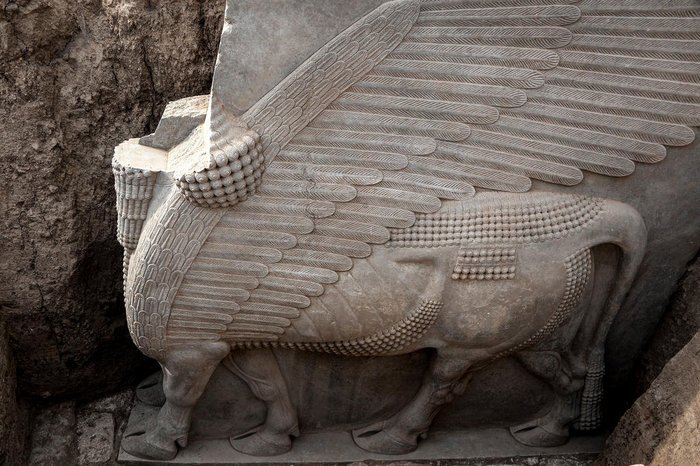 Intacta, estátua da divindade lamassu foi encontrada por arqueólogos no norte do Iraque. 