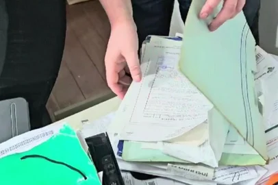 Durante operação, a 2ª Delegacia de Polícia Civil de Uruguaiana prendeu nesta quinta-feira (26) um advogado pela prática de golpes no exercício da atividade profissional. Ele e a esposa, que também é advogada, são investigados por crimes de estelionato, apropriação indébita qualificada e falsificação de documento particular. A mulher é sócia do marido e teve o exercício da atividade profissional suspenso por decisão judicial.Até o momento, há registro de pelo menos 16 vítimas dos crimes investigados, com um prejuízo estimado em mais de R$ 250 mil.<!-- NICAID(15942913) -->