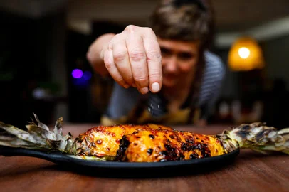 PORTO ALEGRE, RS, BRASIL: A churrasqueira Clarice Chwartzmann apresenta opcoes de pratos que podem servir como acompanhamento para o churrasco. Foto: Camila Hermes/Agencia RBS<!-- NICAID(15204374) -->