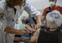 Como fica a vacinação dos idosos contra a covid-19 quando iniciar a imunização de pessoas com comorbidades 