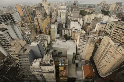 Porto Alegre, RS, Brasil, 10-09-2024: Edifícios na cidade de Porto Alegre. Série Vida Real, que entrevista candidatos à prefeitura da capital, questiona concorrentes sobre a altura de prédios. Foto: Mateus Bruxel / Agência RBSIndexador: MATEUS BRUXEL<!-- NICAID(15862368) -->