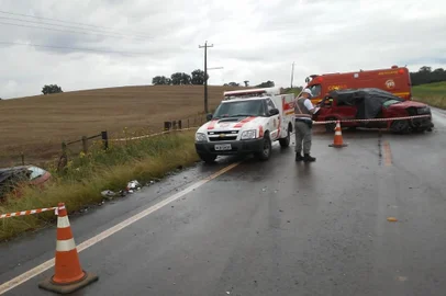 A Polícia Civil vai apurar as causas de um acidente que resultou em quatro mortes em Sananduva, na região norte do Rio Grande do Sul, na manhã de sábado (27). A colisão frontal no km 90 da ERS-126 resultou na morte de Aniel Maicon de Godoi Pereira, 29 anos, e de uma família inteira: Odair Ferreira Vieira, de 29 anos, a companheira Sandra Kuffel Wasiniesi, 31 anos, e o filho Yago Wasinieski Vieira, que completara um ano no dia 10 de março. <!-- NICAID(14745384) -->