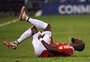 Valencia sofre lesão e sai de maca no primeiro tempo do jogo do Inter contra o Atlético Nacional