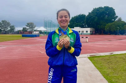 Hélen Spadari foi campeã em três provas no Paranaense de Atletismo adulto: 3.000m com obstáculos, 1.500m rasos e 5.000m rasos. Ela garantiu o índice para mais uma prova na principal competição da modalidade na temporada, o Troféu Brasil, que vai ocorrer entre 31 de julho e 3 de agosto, em São Paulo.<!-- NICAID(16070519) -->