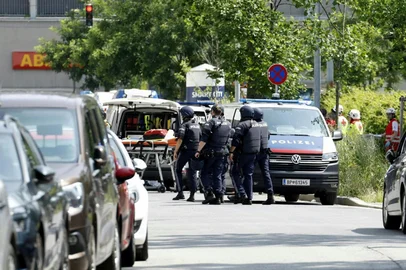 Policemen are seen in a street close to a school where, according to reports, several people died in a shooting, on June 10, 2025 in Graz, southeastern Austria. Several people died in a school shooting, including the attacker, Austrian broadcaster ORF quoted the interior ministry as saying. (Photo by ERWIN SCHERIAU / APA / AFP) / Austria OUT<!-- NICAID(16056043) -->