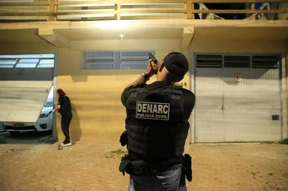 PORTO ALEGRE, RS, BRASIL, 18/03/2025- Em julho do ano passado, ao longo de 16 horas, policiais civis monitoraram um possível carregamento de entorpecentes que seria entregue em Sapucaia do Sul, na Região Metropolitana. Viraram a madrugada em campanas, até interceptarem às 10h um furgão branco, que estava prestes a ingressar num pavilhão que serviria de depósito de drogas para uma facção. Dentro do veículo, foram encontrados 400 quilos de maconha. Foto: Ronaldo Bernardi / Agencia RBS<!-- NICAID(15997777) -->