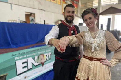 Luis Felipe Pereira Arruda e Jéssica Maria Bresolin noivaram durante apresentação no Enart 2024<!-- NICAID(15915985) -->