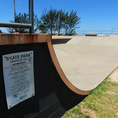 ARROIO DO SAL, RS, BRASIL, 11/01/2023. A reportagem foi até Arroio do Sal, no litoral norte gaúcho, conferir as estruturas e o movimento da praia mais frequentada por moradores da região da serra. Na foto, pista de skate da cidade, na área próxima ao farol. (Bruno Todeschini/Agência RBS)Indexador: BTK<!-- NICAID(15318632) -->