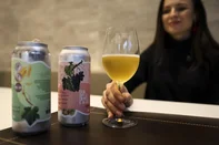 PORTO ALEGRE, RS, BRASIL, 16-07-2025: Sommelier comenta sobre cerveja de uva. Foto: Camila Hermes/Agencia RBS<!-- NICAID(16081448) -->
