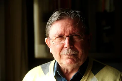 CAXIAS DO SUL, RS, BRASIL, 22/05/2018. Escritor, tradutor e professor José Clemente Pozenato completa 80 anos de vida. (Diogo Sallaberry/Agência RBS)<!-- NICAID(13560383) -->