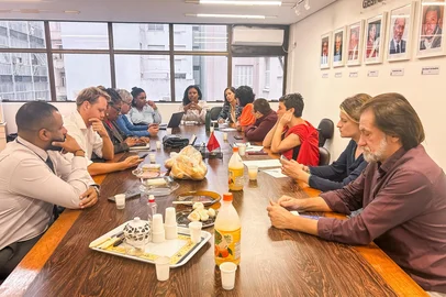 PORTO ALEGRE, RS, 7.4.2025 - Depois de garantir uma I na Câmara Municipal para investigar eventuais omissões istrativas do Dmae, a bancada de vereadores do PT articula a proposta de um plebiscito sobre a autarquia. A ideia dos petistas é perguntar se os porto-alegrenses são favoráveis ou contrários à privatização do departamento. A proposta foi debatida em reunião na manhã desta segunda-feira (7), conduzida pela presidente municipal do PT, deputada Laura Sito. <!-- NICAID(16011966) -->