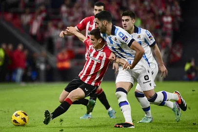 Athletic Bilbao's Spanish midfielder #06 Mikel Vesga (L) is challenged by Real Sociedad's Spanish midfielder #08 Mikel Merino during the Spanish league football match between Athletic Club Bilbao and Real Sociedad at the San Mames stadium in Bilbao on January 13, 2024. (Photo by ANDER GILLENEA / AFP)Editoria: SPOLocal: BilbaoIndexador: ANDER GILLENEASecao: soccerFonte: AFPFotógrafo: STR<!-- NICAID(16213025) -->