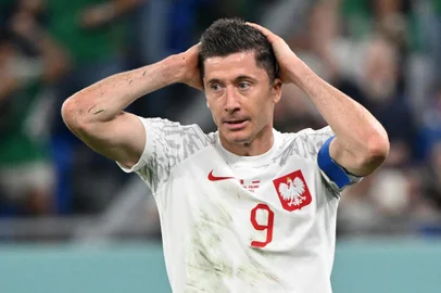 Poland's forward #09 Robert Lewandowski reacts after he missed a penalty shot during the Qatar 2022 World Cup Group C football match between Mexico and Poland at Stadium 974 in Doha on November 22, 2022. (Photo by ANDREJ ISAKOVIC / AFP)Editoria: SPOLocal: DohaIndexador: ANDREJ ISAKOVICSecao: soccerFonte: AFPFotógrafo: STF<!-- NICAID(15272708) -->