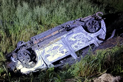 Raquel Balin Corrêa/Radio CBS / Divulgação Mulher fica ferida após carro sair da pista, capotar e pegar fogo na RS-223, em Ibirubá<!-- NICAID(16347068) -->