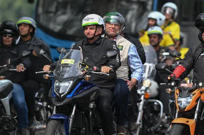 Brazilian President Jair Bolsonaro (C) heads a motorcade rally with his supporters in Rio de Janeiro, Brazil, on May 23, 2021. - Bolsonaro led a procession of several thousand motorcycles that marched through the streets of Rio de Janeiro for a demonstration in his support, sparking numerous demonstrations amid the pandemic. (Photo by Andre BORGES / AFP)Editoria: POLLocal: Rio de JaneiroIndexador: ANDRE BORGESSecao: demonstrationFonte: AFPFotógrafo: STR<!-- NICAID(14790446) -->