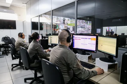 Caxias Do Sul, RS, Brasil, 09/04/2026. Brigada Militar inicia implementação do copom regional em Caxias Do Sul. A Brigada Militar iniciou neste mês de abril os trabalhos de implantação do Centro de Operações Regional da Brigada Militar (COPOM Regional) no município de Caxias do Sul.A nova estrutura será responsável por centralizar o recebimento, a triagem e o processamento das chamadas de emergência dos 19 municípios que compõem a área de atuação do CRPM Serra, promovendo maior integração entre as unidades (12º BPM, 36º BPM e 43º BPM) e ampliando a capacidade de resposta às ocorrências policiais. (Neimar De Cesero/Agência RBS)Indexador: Neimar De Cesero<!-- NICAID(16262086) -->