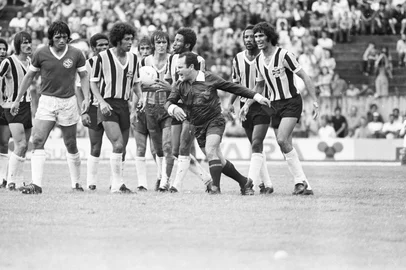 #PÁGINA:10#ENVELOPE:101617Gre-nal.Juiz Agomar Martins entre Figueroa (Inter) e jogadores do Grêmio comandandos por Ancheta (D).<!-- NICAID(1590932) -->
