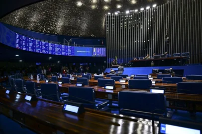 Ton Molina / Agência Senado / Divulgação Plenário do Senado Federal durante sessão deliberativa ordinária. Ordem do dia. Na pauta, discussão da proposta de emenda à Constituição que acaba com a escala 6x1 â seis dias de trabalho e um de repouso ( PEC 221/2019). O texto reduz a jornada laboral de 44 para 40 horas semanais, que podem ser cumpridas em cinco dias de oito horas diárias com repouso semanal remunerado de dois dias. A proposta estabelece dois dias de repouso, um deles preferencialmente aos domingos, sem redução salarial. Mesa: 1ª secretária da Mesa do Senado Federal, senadora Daniella Ribeiro (PP-PB); presidente do Senado Federal, senador Davi Alcolumbre (União-AP); secretário-geral da Mesa do Senado Federal, Danilo Augusto Barboza de Aguiar. Senador Eduardo Braga (MDB-AM) em discurso à tribuna.Foto: Ton Molina/Agência Senado<!-- NICAID(16386579) -->