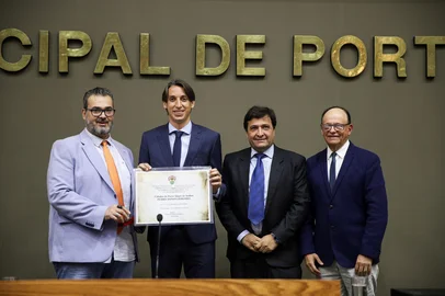 PORTO ALEGRE, RS, Brasil: Em cerimônia na Câmara de Vereadores, Zagueiro Gremista,  Pedro Geromel recebe o título de cidadão de Porto Alegre. Fotos: Duda Fortes/Agencia RBS<!-- NICAID(15913395) -->
