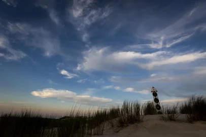 Mateus Bruxel / Agencia RBS SANTA VITÓRIA DO PALMAR, RS, BRASIL, 27-07-2017: Farol Albardão, no litoral sul do RS. É o farol mais alto e mais isolado do estado, localizado nas terras emersas entre o oceano Atlântico e a lagoa Mangueira e entre as praias do Cassino e Hermenegildo. Estrategicamente construído para tentar evitar naufrágios na região, conhecida como cemitério dos navegantes. A sequência luminosa é composta por quatro lampejos e um eclipse. (Foto: Mateus Bruxel / Agência RBS)<!-- NICAID(13068948) -->
