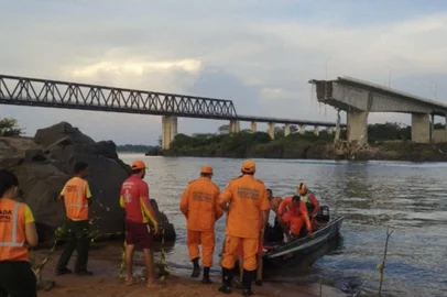 This handout photo released by Tocantins Fire Department shows firefighters during a rescue operation after the Juscelino Kubitschek de Oliveira bridge connecting Tocantins and Maranhao fell on December 22, 2024 over the Tocantins river at the city of Aguiarnopolis, Tocantins state, Brazil. (Photo by Cynthia LIUTKUS-PIERCE / AFP)Editoria: DISLocal: AguiarnópolisIndexador: CYNTHIA LIUTKUS-PIERCESecao: industrial accidentFonte: AFPFotógrafo: STR<!-- NICAID(15940993) -->