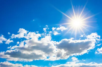 Summer background, wonderful blue sky with bright sunIndexador: Guenter AlbersFonte: 200765632<!-- NICAID(15475411) -->