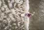 De perder a noção do tempo: como um praticante de stand up paddle aproveita a tranquilidade que o mar gaúcho oferece