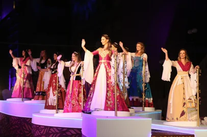 CAXIAS DO SUL, RS, BRASIL, 15/02/2024. Primeiro desfile cênico da 34° Festa Nacional da Uva, na Rua Sinimbu, área central de Caxias do Sul. (Bruno Todeschini/Agência RBS)<!-- NICAID(15680906) -->