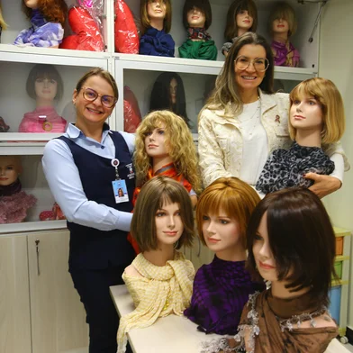 CAXIAS DO SUL, RS, BRASIL, 14/10/2025. Unidade de Alta Complexidade em Oncologia (Unacon) do Hospital Geral (HG). Reportagem mostra alternativas para recuperar a autoestima das mulheres durante ou depois do tratamento de câncer de mama. Na foto, Lucélia de Campos (E), coordenadora Assistencial da Oncologia e Radioterapia (Unacon) e Janaína Brollo (D), médica oncologista, especialista em tumores femininos. Elas mostram o trabalho do Banco de Perucas e o equipamento que promete reduzir e a queda de cabelo em pacientes com câncer. (Porthus Junior/Agência RBS)<!-- NICAID(16148695) -->