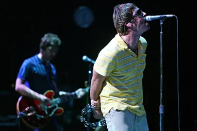 (FILES) British Liam (R) and Noel Gallagher, members of group "Oasis" perform during their concert at the Benicasim International Festival in Benicasim, Castellon, August 7, 2005. British rock legends Oasis announced on August 27, 2024 they will reunite for a worldwide tour next year, as brothers Liam and Noel Gallagher ended an infamous 15-year feud to unveil plans to return to the stage. The band, which helped create the Britpop era of the 1990s with hit songs "Wonderwall", "Don't Look Back In Anger" and "Champagne Supernova", announced on X it will play gigs in Cardiff, Manchester, London, Edinburgh and the Irish capital, Dublin. (Photo by JOSE JORDAN / AFP)Editoria: ACELocal: BenicasimIndexador: JOSE JORDANSecao: musicFonte: AFPFotógrafo: STR<!-- NICAID(15851120) -->