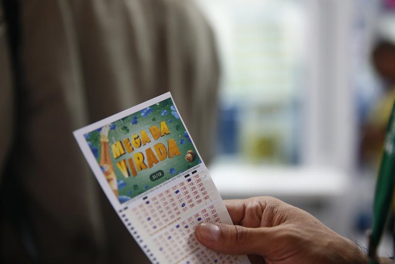PORTO ALEGRE, RS, BRASIL, 29-12-2016: Apostadores fazem jogos para a Mega Sena da Virada em lotéricas de Porto Alegre, acumulada em 225 milhões de Reais (FOTO FÉLIX ZUCCO/AGÊNCIA RBS, Editoria de Geral).<!-- NICAID(12647637) -->