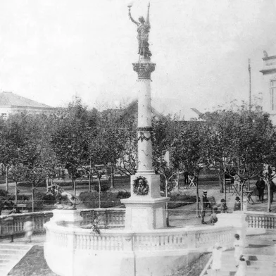 Fotógrafo Umberto Zanella (1878-1957), que eternizou Caxias e Flores da Cunha entre 1905 e 1928. Na foto, Praça Dante em 1922: a Estátua da Liberdade, com a balaustrada original, e o antigo quiosque de José Dal Prá <!-- NICAID(14441871) -->