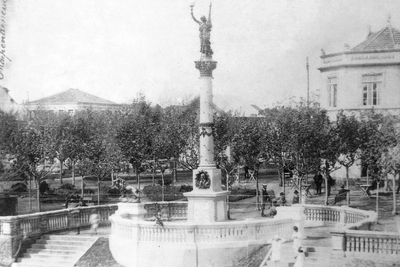 Fotógrafo Umberto Zanella (1878-1957), que eternizou Caxias e Flores da Cunha entre 1905 e 1928. Na foto, Praça Dante em 1922: a Estátua da Liberdade, com a balaustrada original, e o antigo quiosque de José Dal Prá <!-- NICAID(14441871) -->